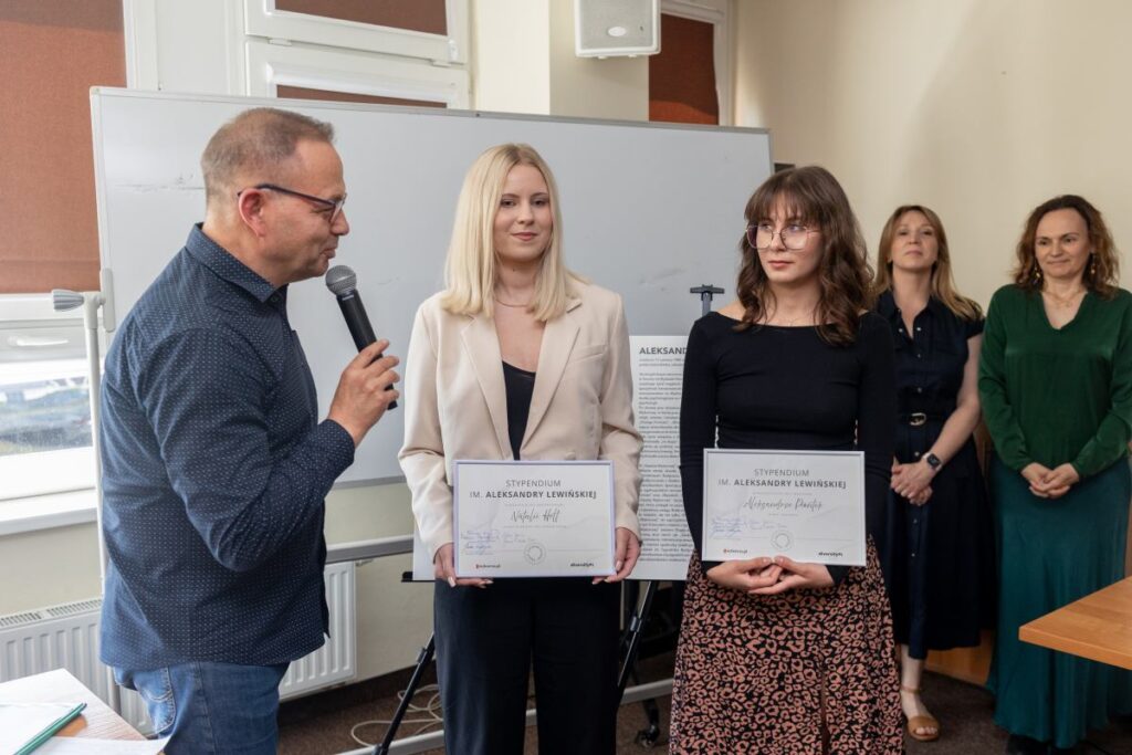 wyróżnienia Natalia Helt z V LO w Toruniu Aleksandra Piontek z I LO w Wadowicach