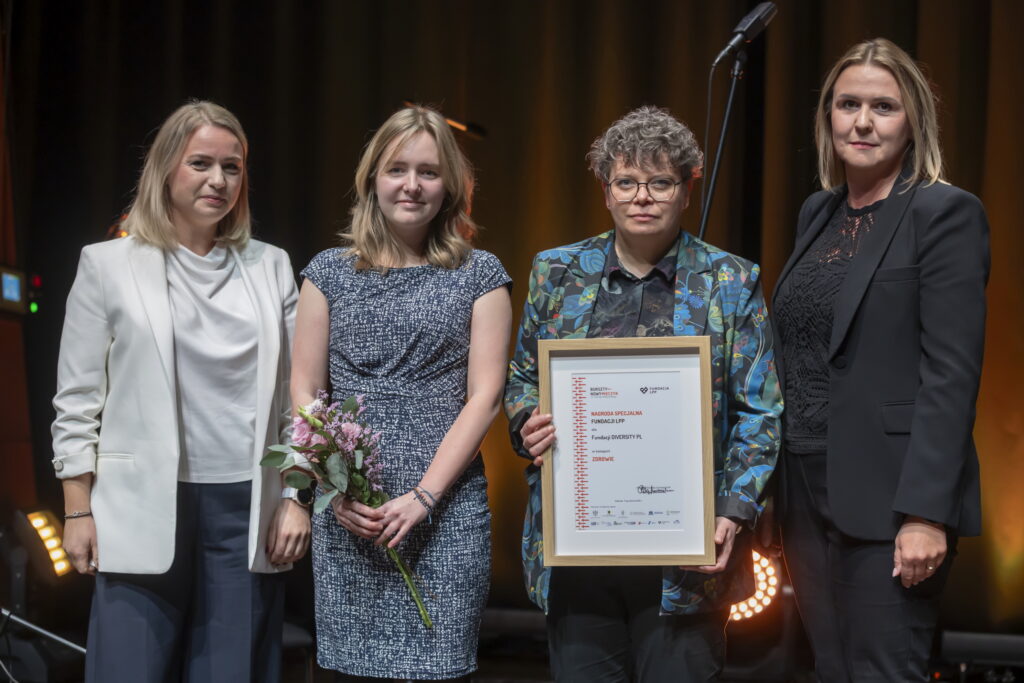DiversityPL odbiera nagrodę na Gala Bursztynowego Mieczyka_Fot Grzegorz Mehring