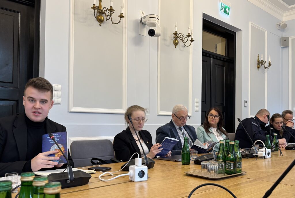 Oskar Stabno przedstawia pierwszy postulat na zespole parlamentarnym ds prewencji suicydalnej